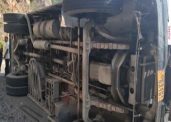 Rishikesh Badrinath Highway| Tehri Bus Accident Uttarakhand Road Accident | Tehri Bus Accident: Major road accident in Tehri, bus overturned on Rishikesh-Badrinath highway, 8 passengers injured. News Track in Hindi