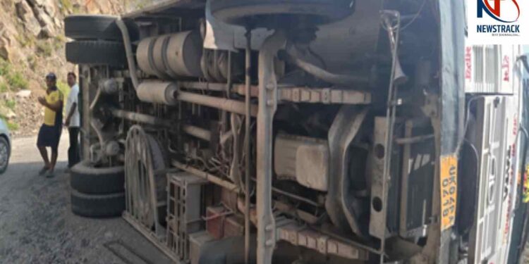 Rishikesh Badrinath Highway| Tehri Bus Accident Uttarakhand Road Accident | Tehri Bus Accident: Major road accident in Tehri, bus overturned on Rishikesh-Badrinath highway, 8 passengers injured. News Track in Hindi
