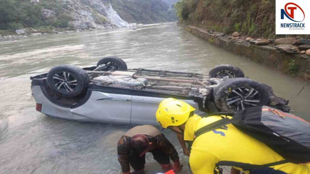 Rudraprayag Road Accident SDRF Rescue Operation Uttarakhand Latest News | Uttarakhand News: Major accident in Rudraprayag, car going to Kedarnath fell on the river bank. News Track in Hindi