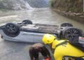 Rudraprayag Road Accident SDRF Rescue Operation Uttarakhand Latest News | Uttarakhand News: Major accident in Rudraprayag, car going to Kedarnath fell on the river bank. News Track in Hindi