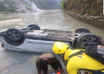 Rudraprayag Road Accident SDRF Rescue Operation Uttarakhand Latest News | Uttarakhand News: Major accident in Rudraprayag, car going to Kedarnath fell on the river bank. News Track in Hindi