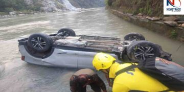 Rudraprayag Road Accident SDRF Rescue Operation Uttarakhand Latest News | Uttarakhand News: Major accident in Rudraprayag, car going to Kedarnath fell on the river bank. News Track in Hindi
