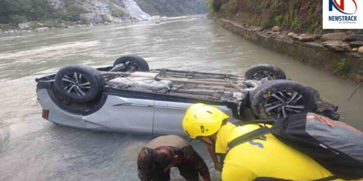 Rudraprayag Road Accident SDRF Rescue Operation Uttarakhand Latest News | Uttarakhand News: Major accident in Rudraprayag, car going to Kedarnath fell on the river bank. News Track in Hindi