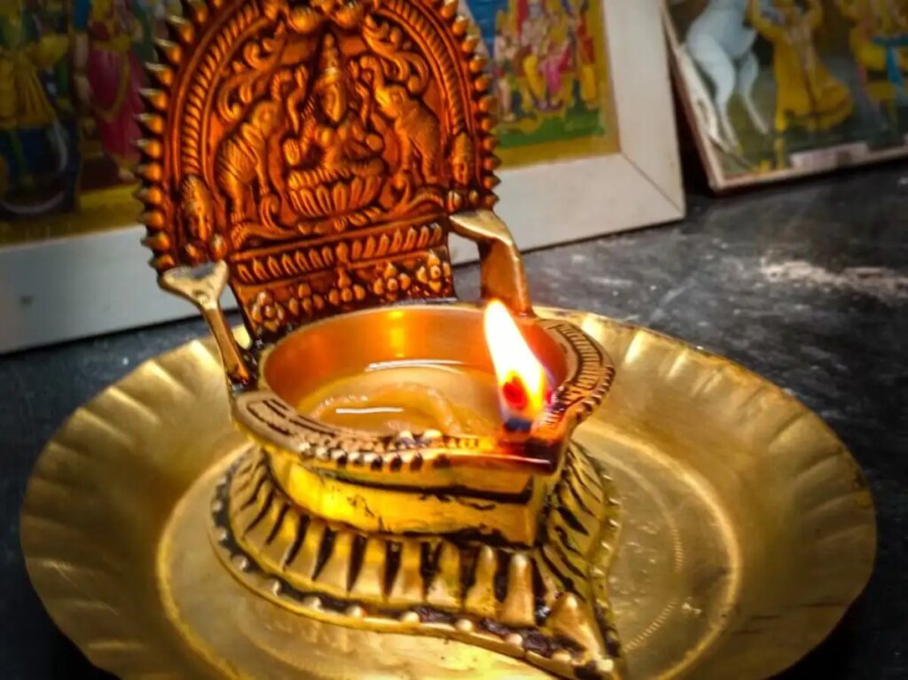 Should we burn long or round wick in puja? Know which wick is considered auspicious for which deity