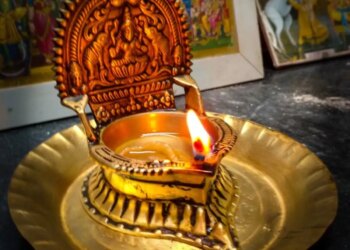 Should we burn long or round wick in puja? Know which wick is considered auspicious for which deity