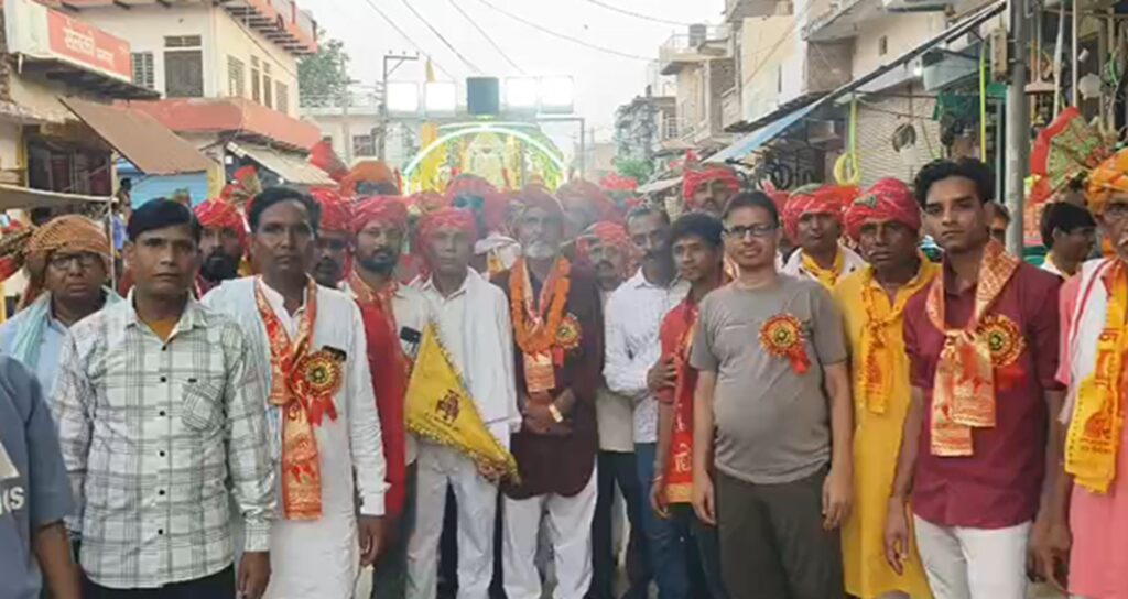 The birth anniversary of Sain Ji Maharaj, the worshiper of Sain community, was celebrated with great pomp and show.