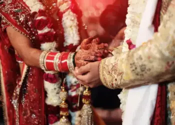 The bride and groom stopped dancing at the wedding and started fighting, you too will be stunned after watching the viral video.