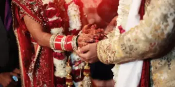 The bride and groom stopped dancing at the wedding and started fighting, you too will be stunned after watching the viral video.
