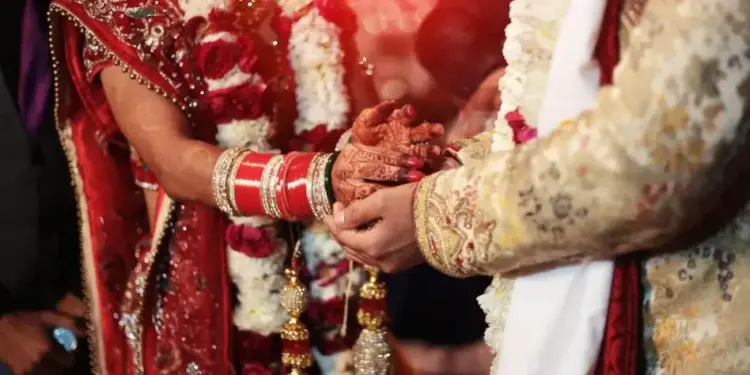 The bride and groom stopped dancing at the wedding and started fighting, you too will be stunned after watching the viral video.