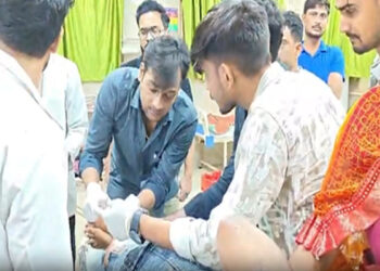 There was a fight over the phone, the young man shot the girl and injured her, police is investigating from the angle of love affair.