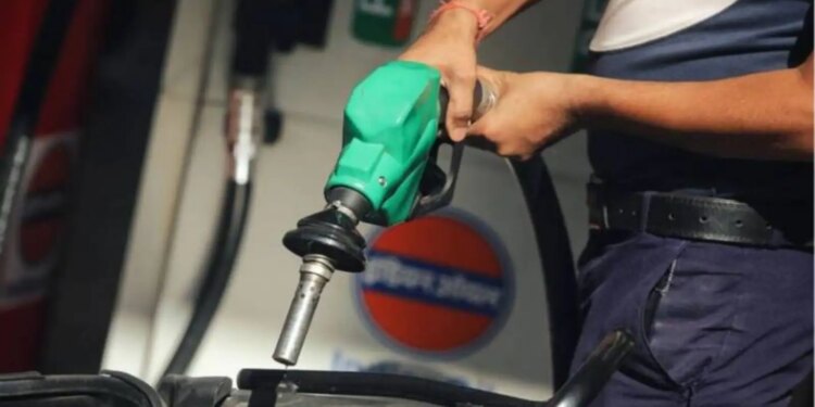 There will be a big fall in oil prices! Petrol and diesel may become cheaper after July, common man gets relief from Fitch's report