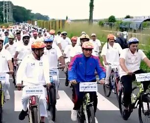 Thiruvananthapuram: Dr. Mansukh Mandaviya participates in 'Cycling by the Sea' program