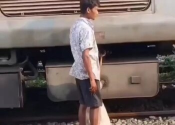 'This is Bihar Babu...' Shocking video of diesel theft from train engine goes viral, people are shocked to see it
