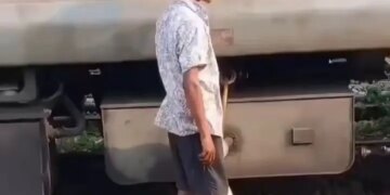'This is Bihar Babu...' Shocking video of diesel theft from train engine goes viral, people are shocked to see it