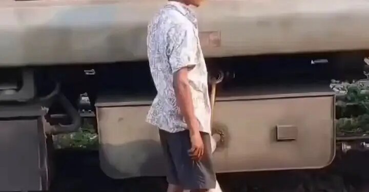 'This is Bihar Babu...' Shocking video of diesel theft from train engine goes viral, people are shocked to see it