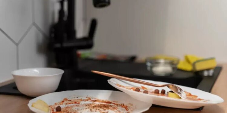 This small mistake while eating can make you poor, the happiness and prosperity of your home can go away.