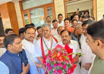 जो सत्ता और पद चाहते हैं, वे डी.के. शिवकुमार के साथ जाएं, बाकी मेरे साथ: बी.के. हरिप्रसाद