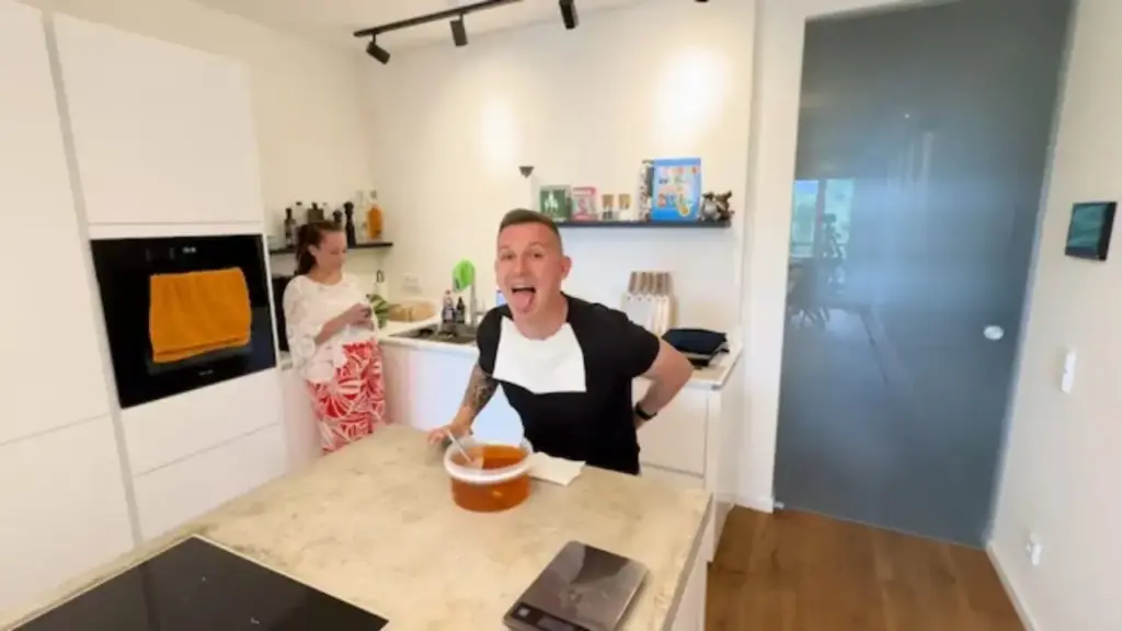 VIDEO will surprise you! German man becomes internet sensation after eating 1.27 kg honey in 60 seconds