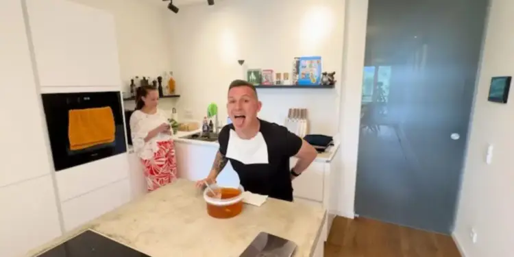 VIDEO will surprise you! German man becomes internet sensation after eating 1.27 kg honey in 60 seconds