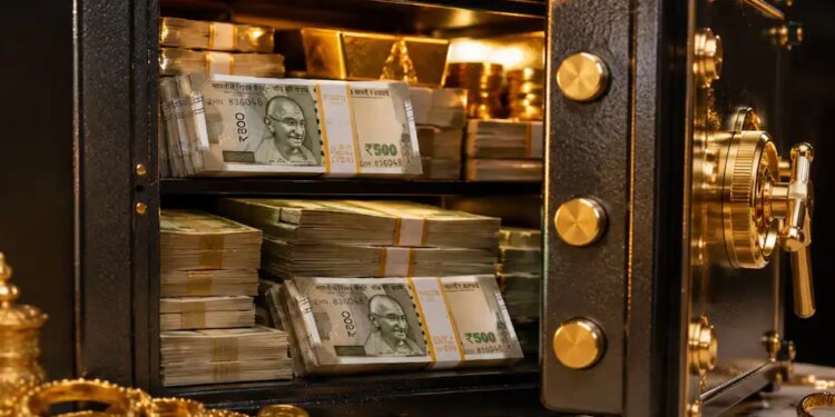 Vastu Tips: This direction of the house can change your luck, shortage of money will go away and bank balance will increase.