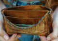 Vastu Upay: Do you also have these 5 things in your purse? Mother Lakshmi may get angry, financial problems may increase.