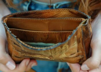 Vastu Upay: Do you also have these 5 things in your purse? Mother Lakshmi may get angry, financial problems may increase.