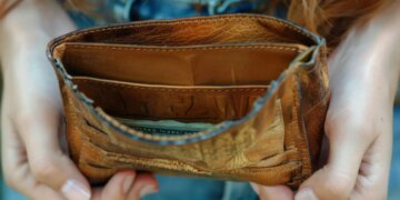 Vastu Upay: Do you also have these 5 things in your purse? Mother Lakshmi may get angry, financial problems may increase.