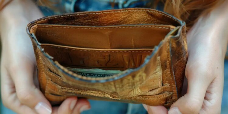 Vastu Upay: Do you also have these 5 things in your purse? Mother Lakshmi may get angry, financial problems may increase.