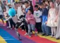 Video: While dancing, the robot gave a strong kick to the child's stomach, the innocent child writhed in pain, video went viral