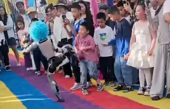 Video: While dancing, the robot gave a strong kick to the child's stomach, the innocent child writhed in pain, video went viral