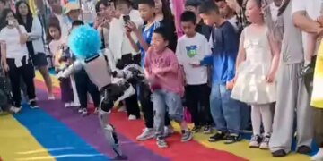 Video: While dancing, the robot gave a strong kick to the child's stomach, the innocent child writhed in pain, video went viral