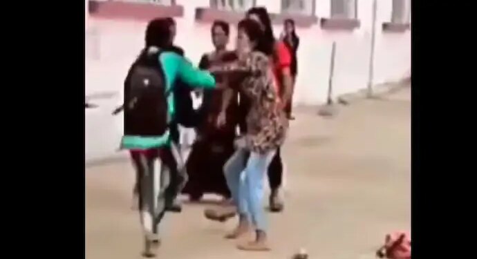 Went out for a walk and started fighting! Video of scuffle between girls at hill tourist spot in discussion