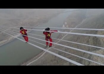 Where even breathing stops, the fight for life is going on; This video of laborers will impress