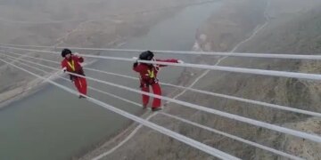 Where even breathing stops, the fight for life is going on; This video of laborers will impress