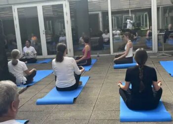 Women did yoga in Dubai, preparations for a grand event at the 'heart place' of Berlin