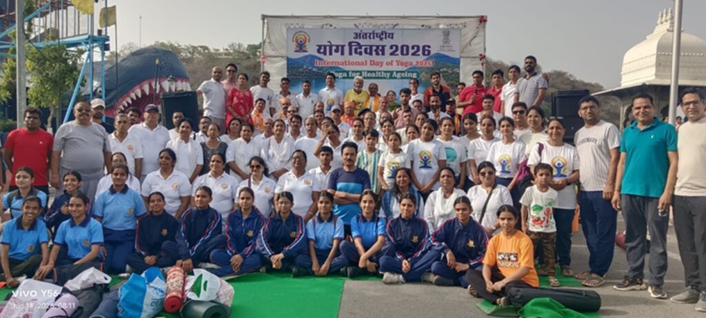 Yoga message echoed on the sails of Fatehsagar: More than 300 people rehearsed, distributed nests for bird conservation