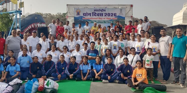 Yoga message echoed on the sails of Fatehsagar: More than 300 people rehearsed, distributed nests for bird conservation