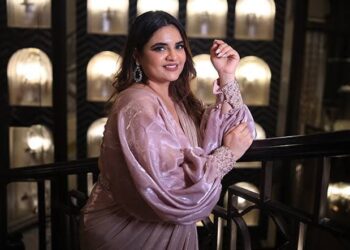 ≡ Want to look slim, stylish and confident in the photo? Try these posing tips for plus-size and midsize people 》 Her Beauty