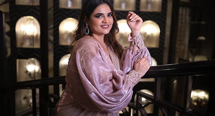 ≡ Want to look slim, stylish and confident in the photo? Try these posing tips for plus-size and midsize people 》 Her Beauty
