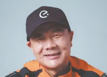 A rebuke from a customer changed his life, the young man wrote poems while delivering and got China's biggest literary award