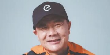 A rebuke from a customer changed his life, the young man wrote poems while delivering and got China's biggest literary award