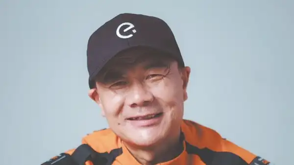 A rebuke from a customer changed his life, the young man wrote poems while delivering and got China's biggest literary award