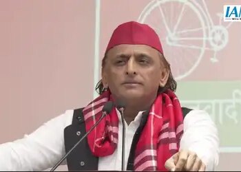 Akhilesh takes aim, says 'fight between government and organization in BJP'
