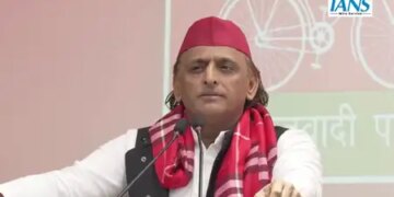 Akhilesh takes aim, says 'fight between government and organization in BJP'