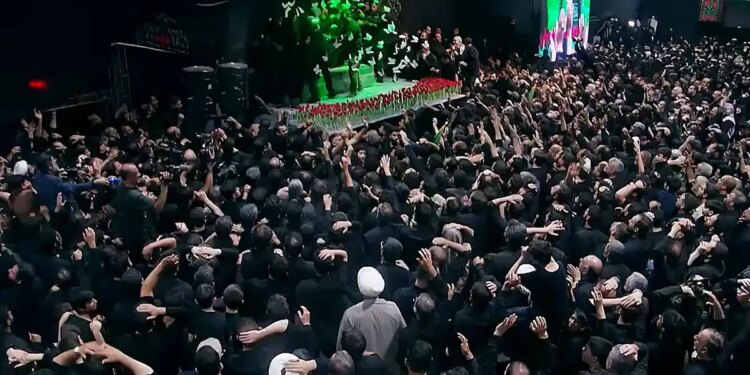 Alleged video of Khamenei's funeral went viral, thousands of people gathered for the last farewell, emotional scenes became the topic of discussion.