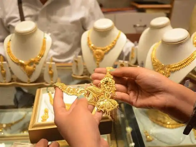 Big fall in gold and silver: Silver fell by ₹ 3,155 to ₹ 2.17 lakh per kg, became cheaper by ₹ 25 thousand in a month; Gold also fell by ₹ 1,079