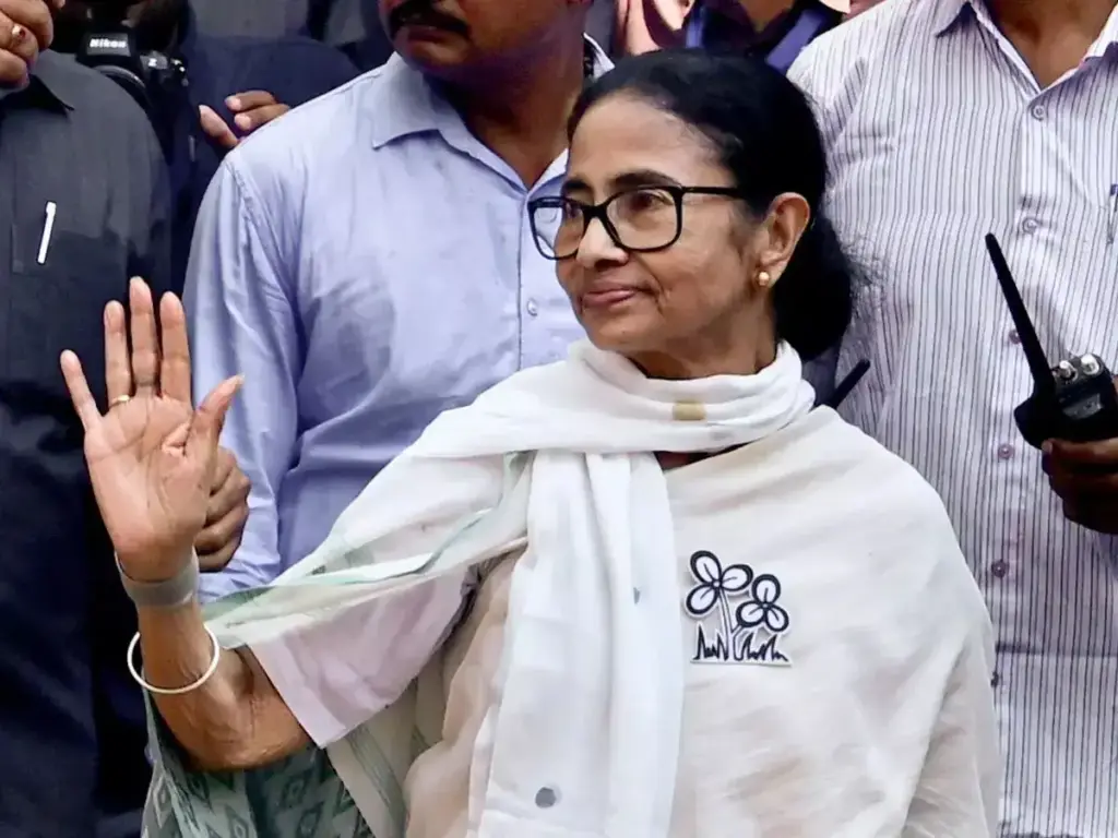 Big political uproar in TMC! Rebel group meets Election Commission, TMC may lose power to Mamata Banerjee
