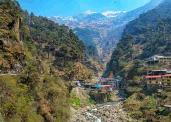 Char Dham Yatra Temporarily Suspended in Uttarakhand. IMD Red and Orange Alerts | Uttarakhand: Chardham Yatra temporarily postponed due to heavy rains and landslides on the routes. News Track in Hindi