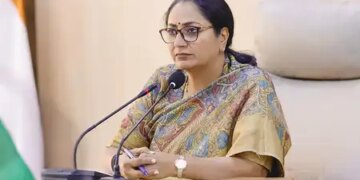 Delhi: Government gave Rs 1 crore each to the families of personnel who lost their lives during Covid 19 duty.