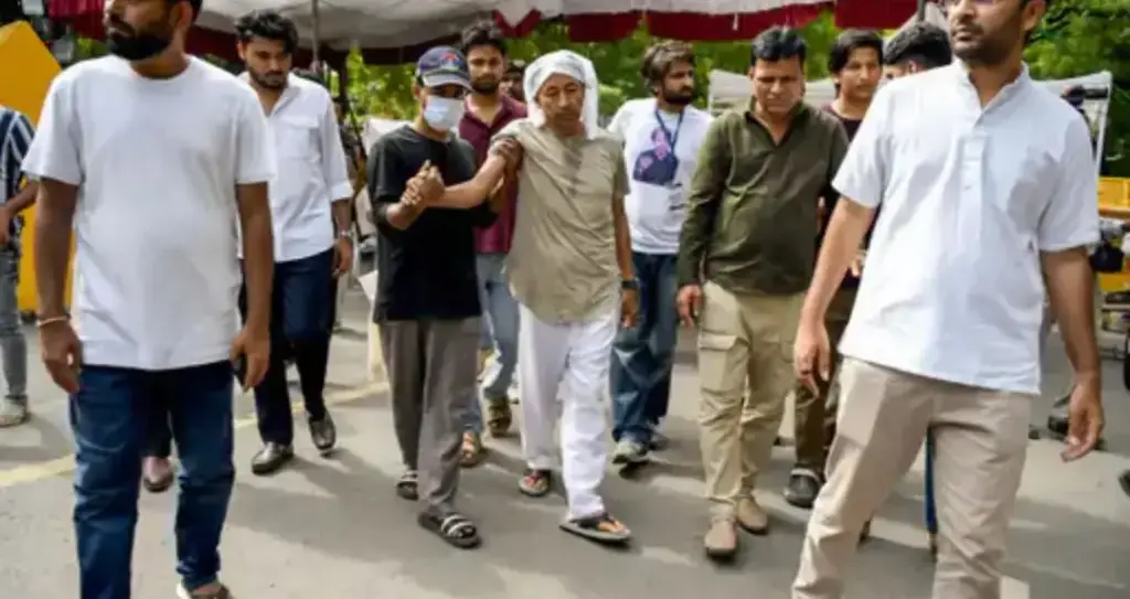 Delhi Police removed fasting Sonam Wangchuk from Jantar Mantar and took her to hospital, major action taken on the 21st day of her fast.